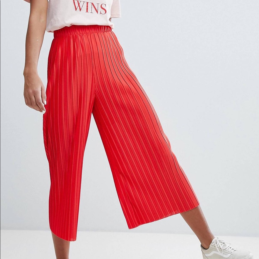 Monki Pleated Cropped Pants